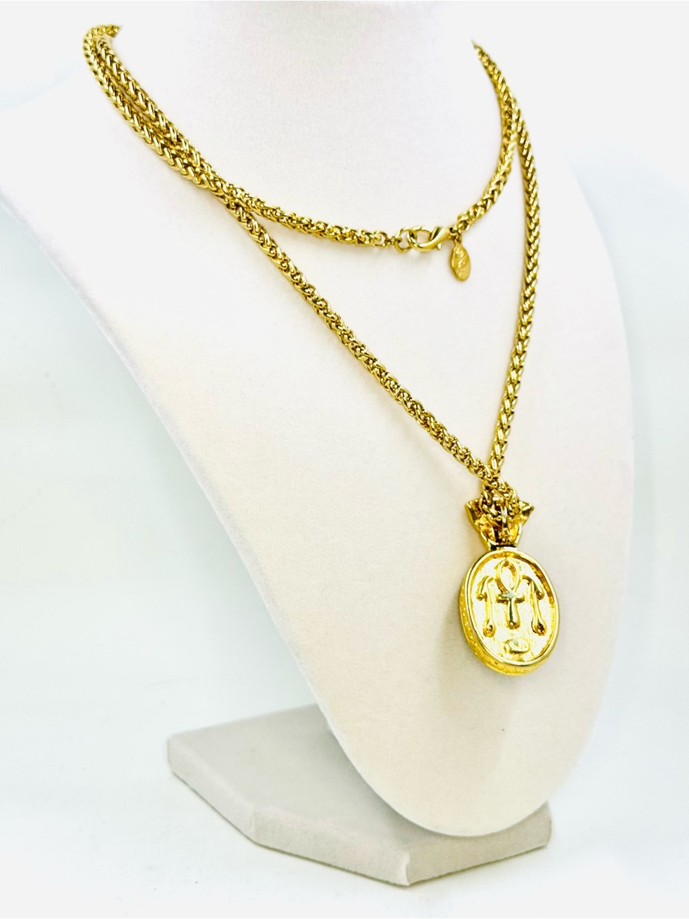 Kenneth Jay Lane KJL Gold Tone Byzantine Chain W/Blue Scarab Egyptian Pendant - Picture 3 of 4